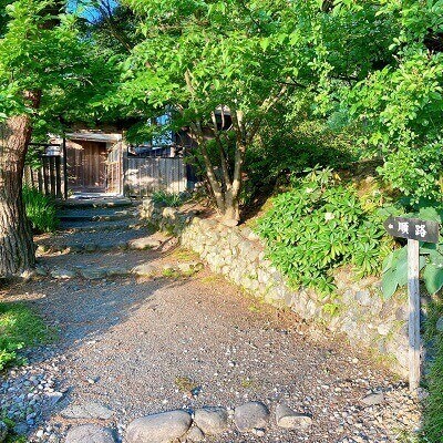 楽山亭露地口門へ